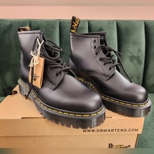 Dr. Marten Black 6-eye Boot